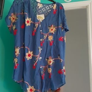 Blouse. New, 1X. Textured flower pattern.